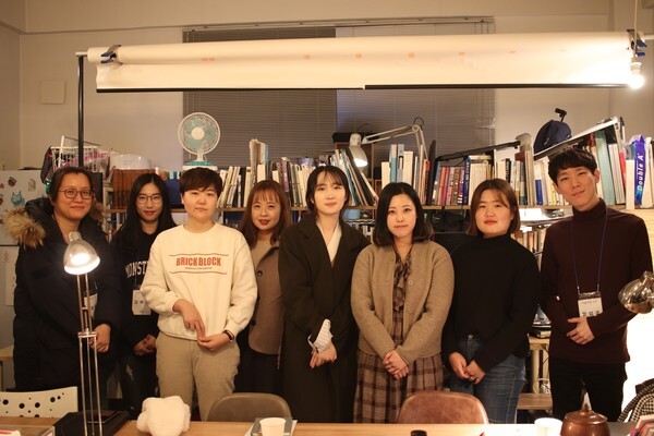 사진: 옥탑방책방에서 진행 중인 글쓰기 모임 '쓰담쓰담'의 멤버들