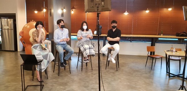 [왼쪽부터] 신다혜 릴리브 대표, 권호 인디뮤즈 대표, 김유현 다닥유현 대표, 김승환 평택대 창업보육센터장이 정부지원금 발표평가에 대한 토크 콘서트를 진행하고 있는 모습이다.
