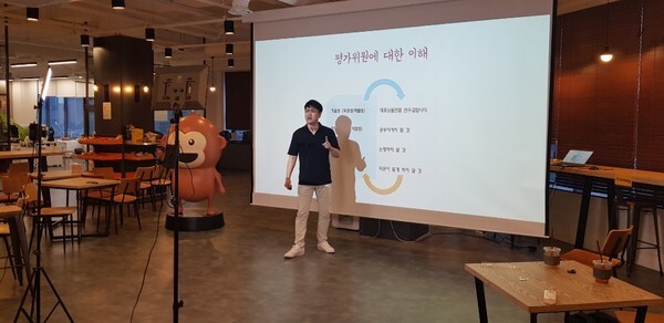 김승환 평택대학교 창업보육센터장이 정부지원금 관련 온라인 강연을 하는 모습이다. [출처:소셜밸류]