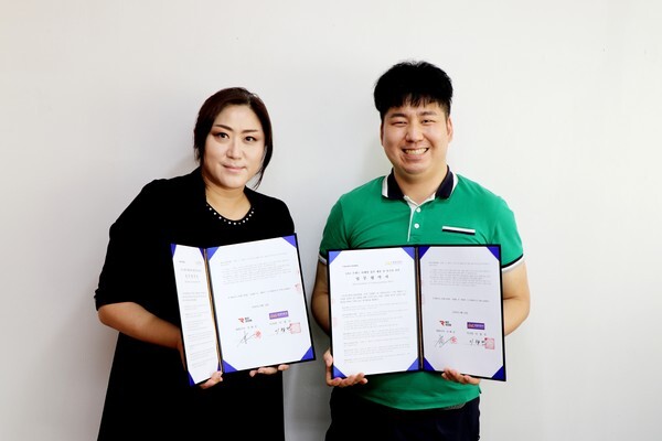 사진: (사진 왼쪽부터) (주)락킨코리아 '이화신' 대표와 (사)SNS문화진흥원 '이창민' 이사장의 기념사진촬영 현장 [제공 = (주)락킨코리아]