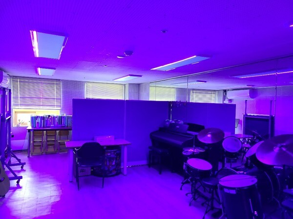 사진: 강남 구민들이 강남종합사회복지관에 설치된 '스마트 클린존 시스템'을 체험하고 있는 모습이다. [제공 = 강남구청]