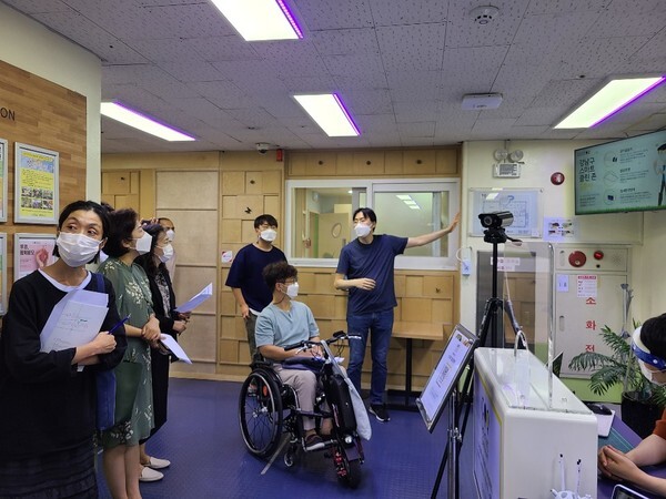 사진: 강남 구민들이 강남종합사회복지관에 설치된 '스마트 클린존 시스템'을 체험하고 있는 모습이다. [제공 = 강남구청]