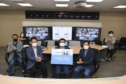 오른쪽 세 번째에 있는 송호성 기아자동차 사장이 7월 1일 서울 서초구 기아차 사옥에서 진행된 ‘함께 극복, 코로나19’ 온라인 기금전달식에서 관계자들과 포즈를 취하고 있다(사진=기아자동차)