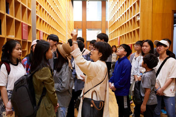 사진: (사)출판도시입주기업협의회, 출판도시 해설사와 함께하는 '책마을 따라 걷기' [제공 = 출판도시입주기업협의회]
