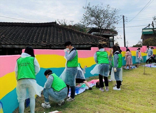 사진: 벽화그리기 사회공헌 현장 [제공 = 한국콘텐츠진흥원]