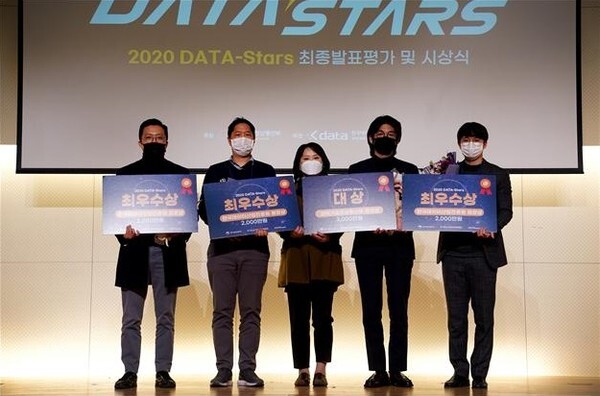 사진: (왼쪽부터) 빅인사이트 홍승표 대표, 모비두 이윤희 대표, 한국데이터산업진흥원 민기영 원장, 셀렉트스타 신호욱 대표, 탱커펀드 임현서 대표 [제공 = 한국데이터산업진흥원]