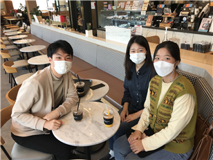 사진: 2020 스마트시민랩 참가팀 시티즌이 인터뷰하는 모습