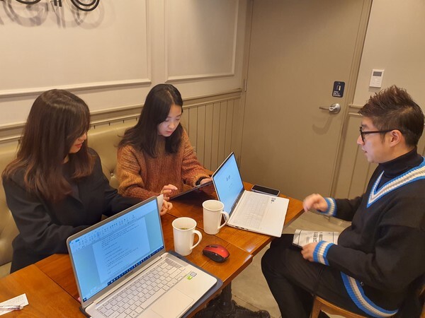 사진: (왼쪽부터)시민랩 정나금팀의 김나영, 송보금 교사가 소셜밸류와 인터뷰하는 모습이다. [제공 = 소셜밸류]