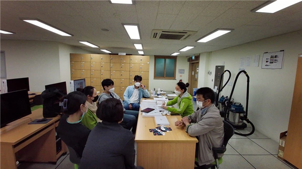 잇다팀이 서울 중부기술교육원에서 아이디어 회의를 하는 모습이다.[사진제공=소셜밸류]