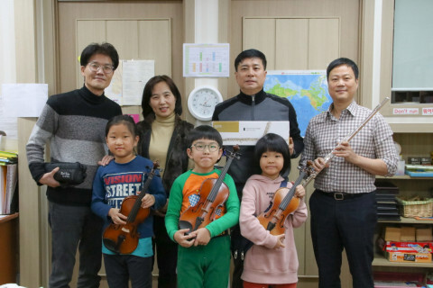 협동조합 우리들의 낙원은 사회복지법인 함께걷는아이들과 함께하는 악기 나눔 캠페인 올키즈기프트를 통해 아이들에게 악기를 전달했다.[사진제공=우리들의 낙원]