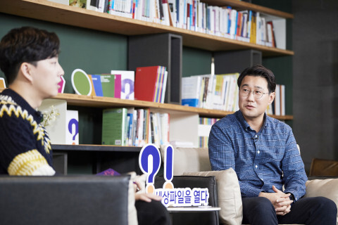 이상현 행복나눔재단 세상파일 PL이 행사 사회자인 유튜버 박위에게 세상파일을 소개하고 있다.[사진제공=행복나눔재단]
