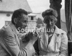 사진: 에곤 실레와 부인 에디트 ⓒ Wikimedia Commons [제공 = 아트램프]