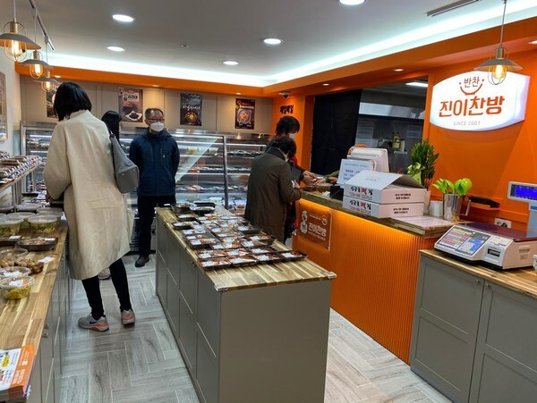 사진: ‘진이찬방 성동옥수점’에서 손님들이 반찬을 고르고 있다 [제공 = 서울성동지역자활센터]