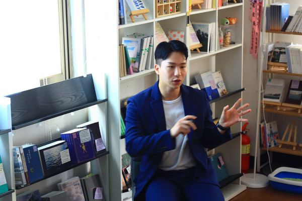 사진: 북토크를 진행하는 '이동헌' 작가
