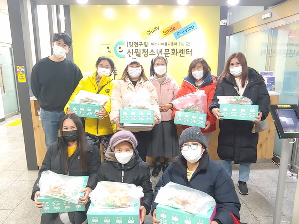 사진: 다문화가정 선물 전달 현장 [제공 = 양천구립신월청소년문화센터]