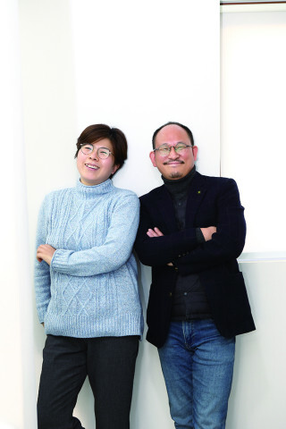 사진: 왼쪽부터 노재영 종로구 주무관, 박주언 종로구사회적경제통합지원센터장 [제공 = 종로구사회적경제통합지원센터]