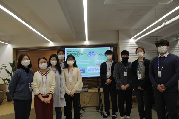 사진: 푸른나무재단 UN청소년대표단 단체사진 [제공 = 푸른나무재단]