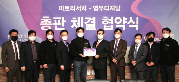 사진: 아토리서치 정재운 대표(왼쪽 다섯 번째)와 영우디지탈 이호준 대표(오른쪽 다섯 번째) [제공 = 아토리서치]