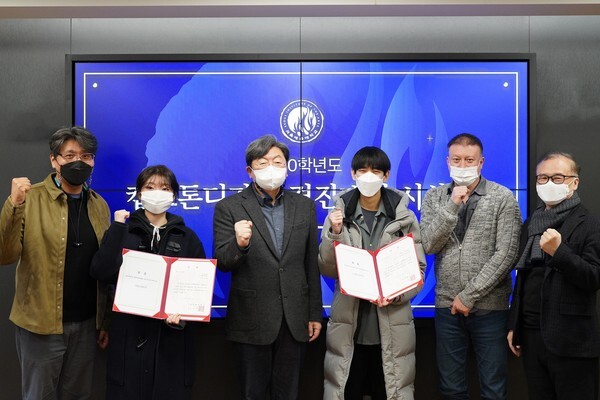 사진: (좌측부터) 산학협력처장 김계원, 디지털아트 전공 황지현, 서울예대 총장 이남식, 디지털아트전공 이현우, 교학부총장 유태균, 경영부총장 오창일 [제공 = 서울예술대학교]