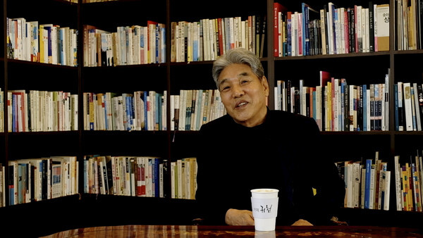사진: 박범신 작가 [제공 = 시월의책]