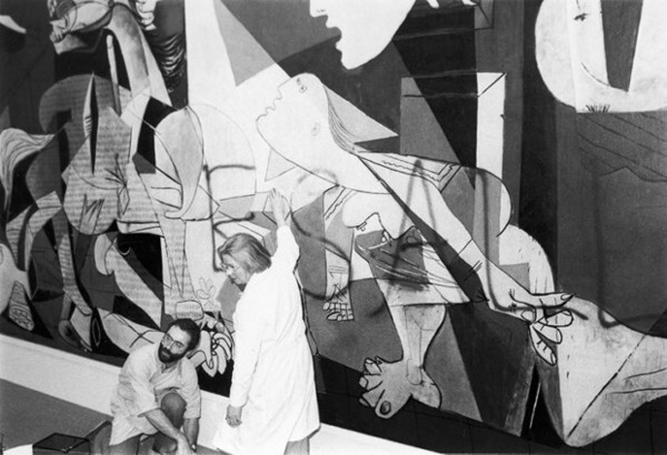 MoMA employees clean spray paint off of Picasso’s “Guernica,” after Tony Shafrazi vandalized it with the words “Kill lies all,” in February 1974. [사진 출처: 아트램프]