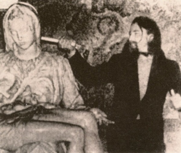 바티칸 성당에서 미켈란젤로의 피에타를 공격하는 라즐로 토스(33) [사진 출처: 핀터레스트]