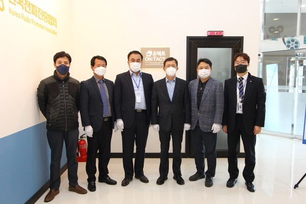 사진: ‘온:택트(On:tact)’ 스튜디오 개소식 이후 천석기 전파방송통신교육원 원장(왼쪽 3번째), 정종기 한국전파진흥협회 상근부회장(왼쪽 4번째) 등이 기념촬영하고 있다. [제공 = 한국전파진흥협회]