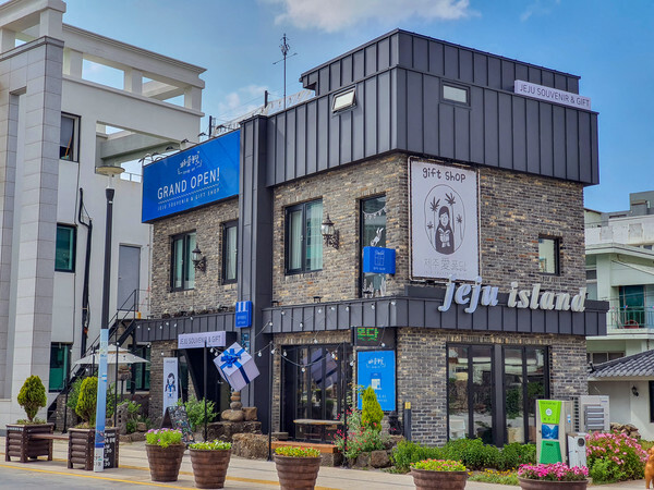사진: 제주도에 위치한 제주애퐁당 본점 전경 [제공 = 제주애퐁당]