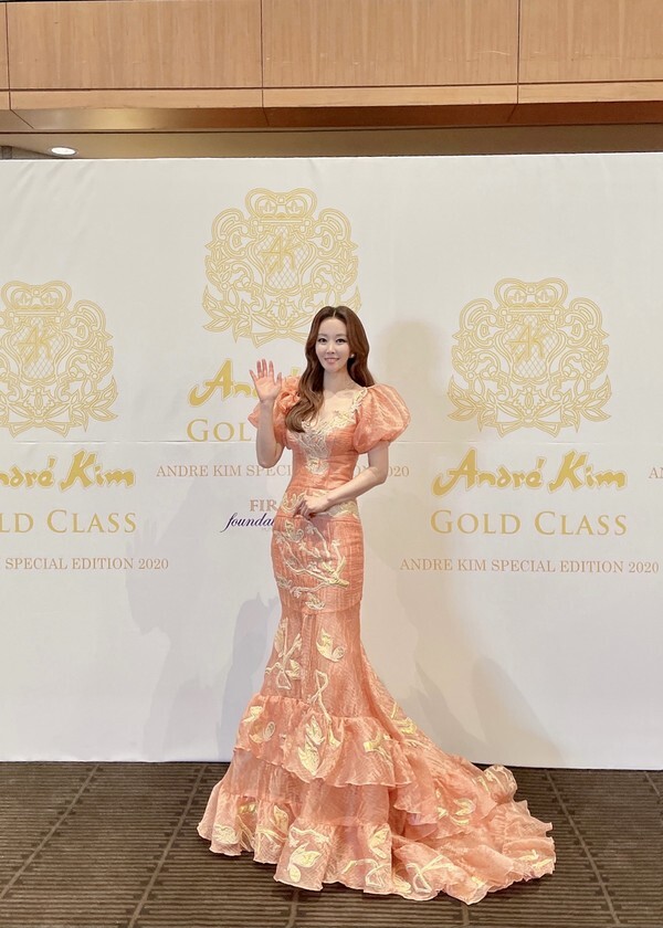 사진: 이날 MC를 맡은 박소연 아나운서가 포토월에서 포즈를 취하고 있다.