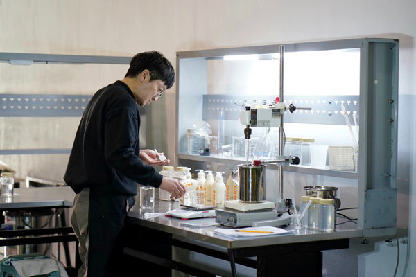 사진: 양홍석 제주클린산업 대표가 자체 연구소에서 상품 개발을 하고 있는 모습 [제공 = 제주클린산업]