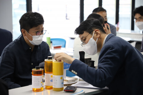 사진: ‘사회적경제조직 지원사업’ 2021 데모데이에서 참여 기업과 투자자가 제품에 대해 이야기를 나누고 있다. [제공 = 한국사회투자]