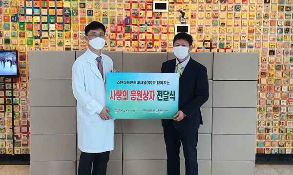 사진: 왼쪽부터 서울아산병원 종양혈액과 고경남교수, 한국소아암재단 홍승윤 사무국장 [제공 = 한국소아암재단]