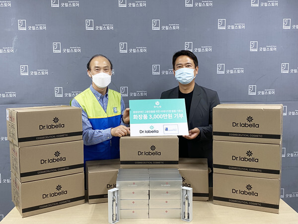 사진: 굿윌스토어 밀알송파점 기부행사 현장(좌측부터 굿윌스토어 송파점장 남궁규, 비에이치랩 대표 배형진) [제공 = 비에이치랩]