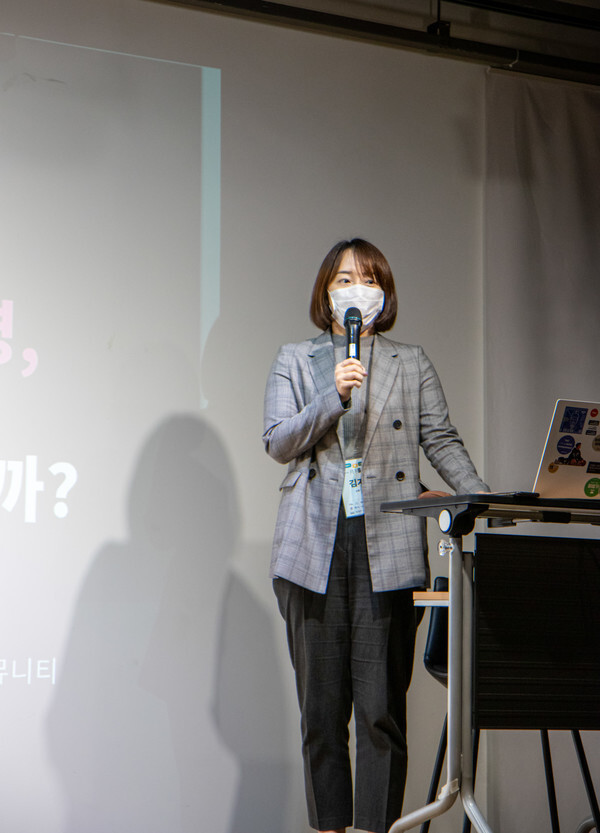 사진: 김지영 연사가 마이크를 잡고 있다 [제공 = 청년마케터] 
