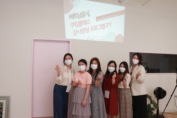 사진: 베트남 요리강사와 어밀리티 팀 [제공 = 어밀리티]