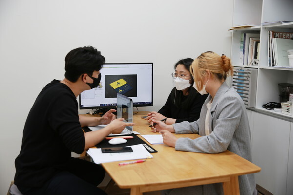 사진: ‘청년 뉴딜로 프로젝트’ 참여기업 ㈜소봉의 김봉근 대표와 디자이너 배효선, 지유리 씨가 공간 크리에이팅을 위한 협업 회의를 진행하고 있다. [제공 = (재)전남정보문화산업진흥원]