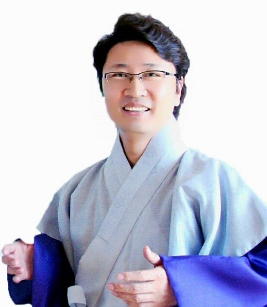 사진: 온리원 인증원장 한한국(세계평화작가) [제공 = 국민성공시대]