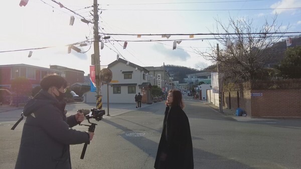 사진: 현지 로컬크리에이터와 함께 '목포에서 인생영상 만들기' 프로그램을 진행 중인 바닐라피크닉 [제공 = 바닐라피크닉]