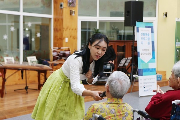 사진: 2019 노인요양시설 전통예술 프로그램 지원 사업 [제공 = 전통공연예술진흥재단]