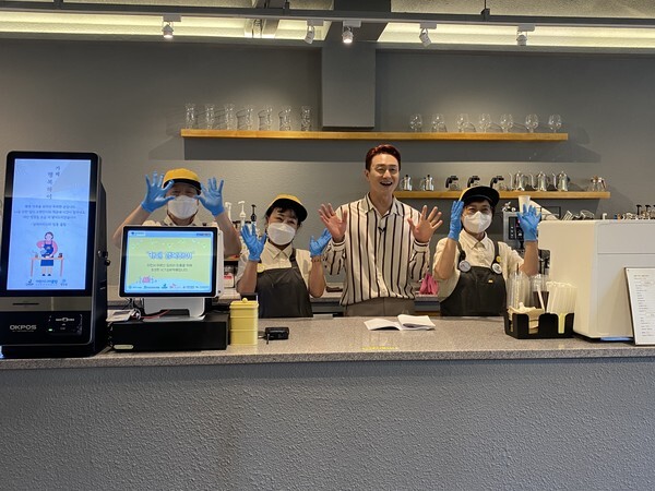 사진: 이천시니어클럽 카페 행복하이 바리스타 어르신들과 개그맨 김원효 씨가 함께 홍보 촬영을 하고 있다. [제공 = 사단법인 성민원]