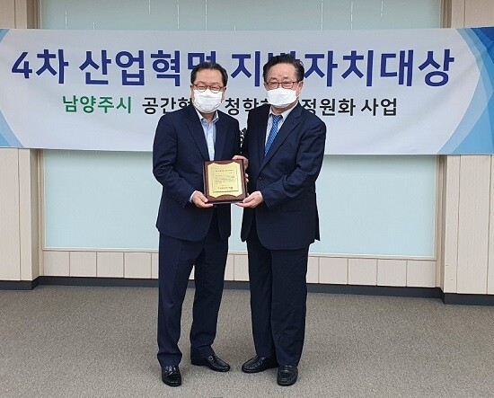 사진: (왼쪽)남양주시 조광한 시장, (오른쪽)공익법인 국민성공시대 장원석 상임대표 [제공 = 국민성공시대]