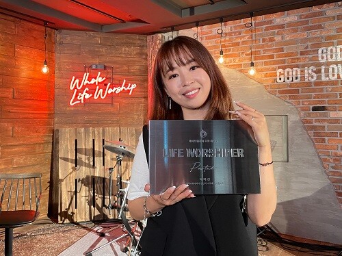 사진: CCM가수 지미선과 라이프워시퍼 홍보파트너 협약 [제공 = 라이프워시퍼(LIFE WORSHIPER)]