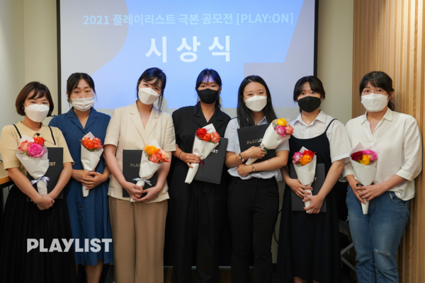 사진: 8월 13일 플레이리스트 본사에서 진행된 시상식에 참여한 수상자들. 왼쪽부터 안세화 작가(숏폼 우수상), 윤설 작가 (시리즈 최우수상), 이지윤 작가 (시리즈 우수상), 윤지현 작가 (숏폼 대상), 김하연 작가 (숏폼 최우수상), 박소현 작가 (시리즈 대상), 윤지영 작가 (숏폼 우수상) [제공 = 플레이리스트]
