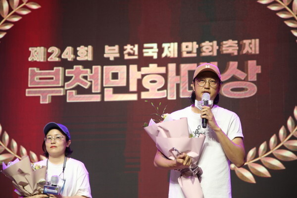 사진: 2021 부천만화대상 대상을 수상한 '나빌레라'의 HUN, 지민 작가 [제공 = 한국만화영상진흥원]