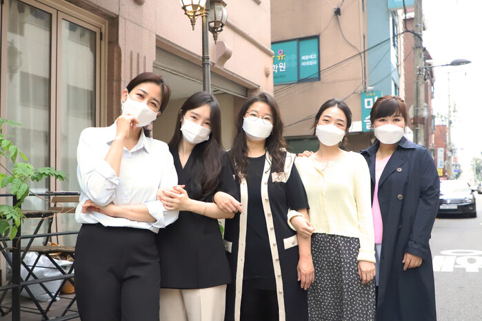 사진: 양천구 플라워마을 단체사진(왼쪽부터 오유정 오유도자기 대표, 박제빈 제빈꽃 대표, 하무정 유캔두잇 대표, 박소진 권화공간 대표, 송지현 버블리본 대표)  [제공 = 서울시사회적경제지원센터]