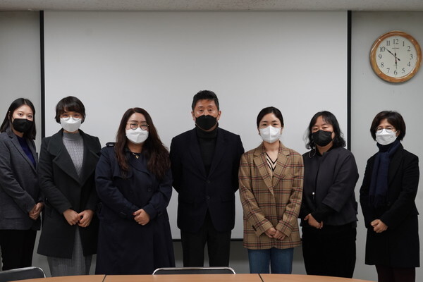 사진: 마포문화재단 견학 기념 촬영 사진 [제공 = 마포문화재단]