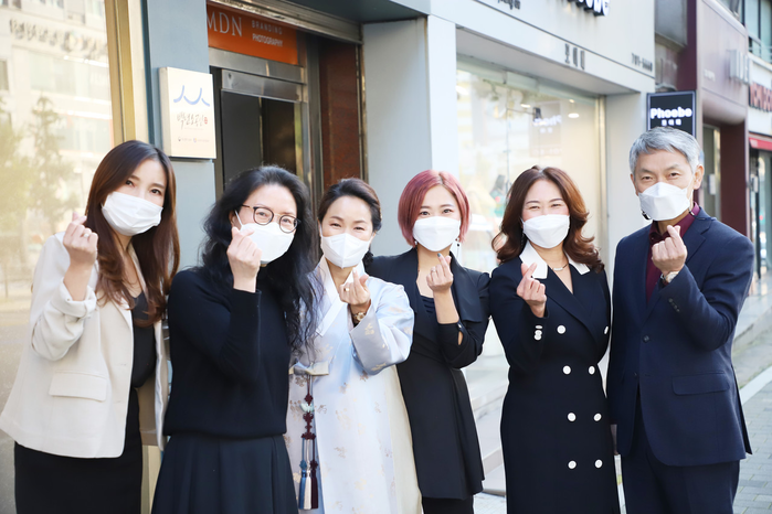 사진: 마포구 '이대드레스협회'가 단체 포즈를 취하고 있다. [제공 = 서울시사회적경제지원센터]