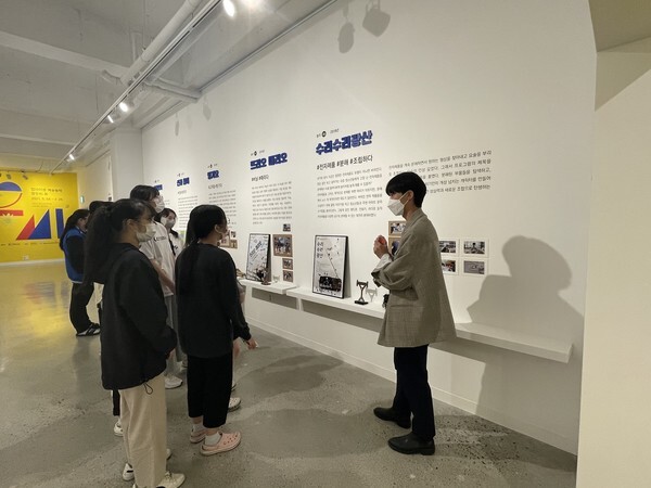 사진: 2021년 동곡미술관 전시해설 진행 모습 [제공 = 코카카]
