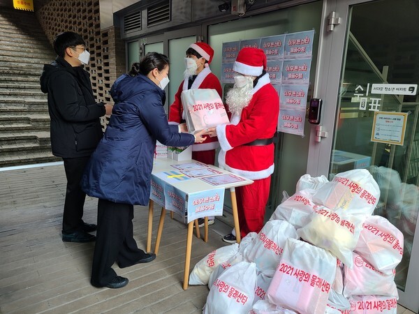 사진: 사랑의몰래산타대작전을 위한 산타 물품 배부 현장 [제공 = 한국청소년재단]