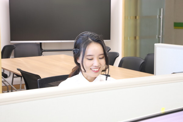 사진: 서울 영테크 사무국에서 한 상담자가 비대면 재무상담을 진행하고 있는 모습. [사진제공 = 위코노미]
